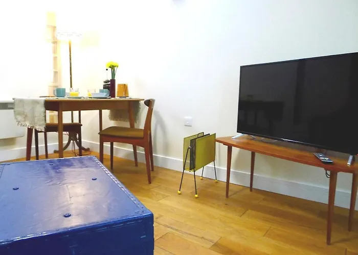 “Dragons Den” Centrally Located Modern Apartment