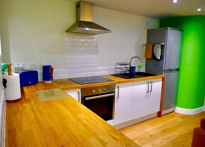 “Dragons Den” Centrally Located Modern Apartment