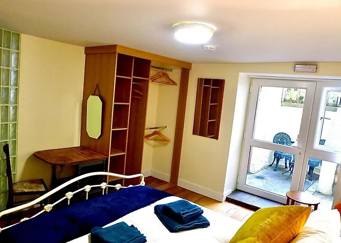 “Dragons Den” Centrally Located Modern Apartment