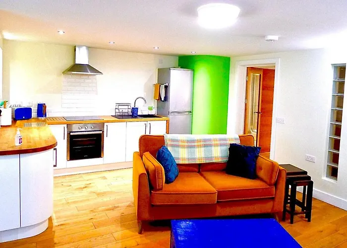 “Dragons Den” Centrally Located Modern Apartment