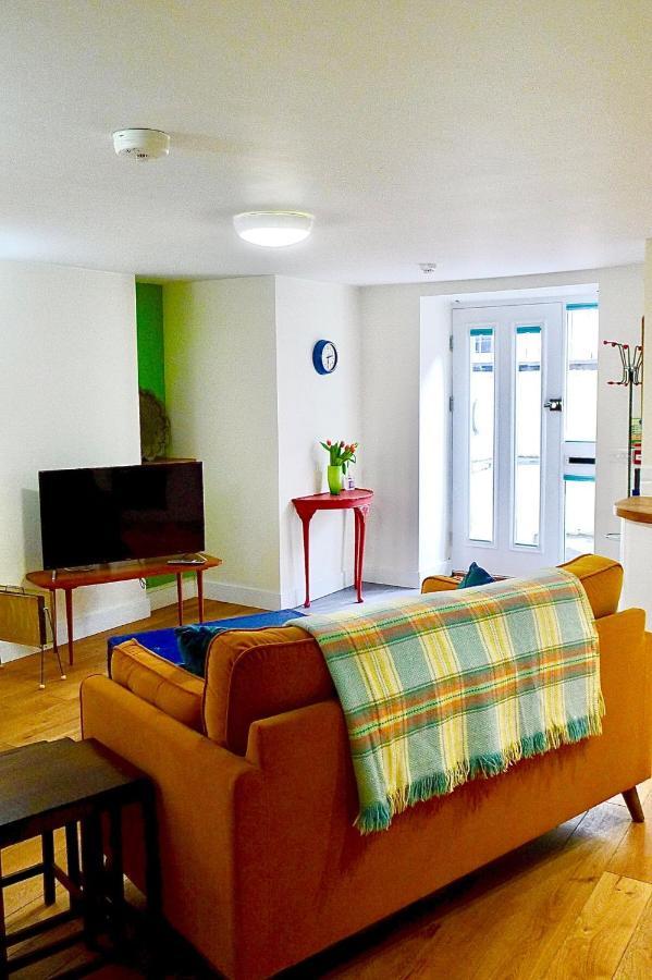 “dragons Den” Centrally Located Modern Apartment *