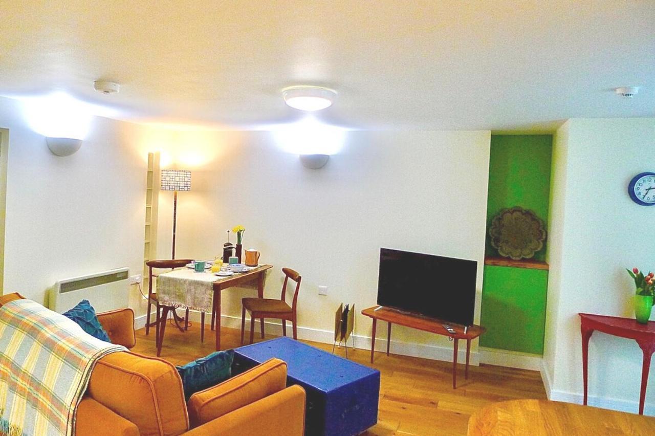 Apartment “dragons Den” Centrally Located Modern *