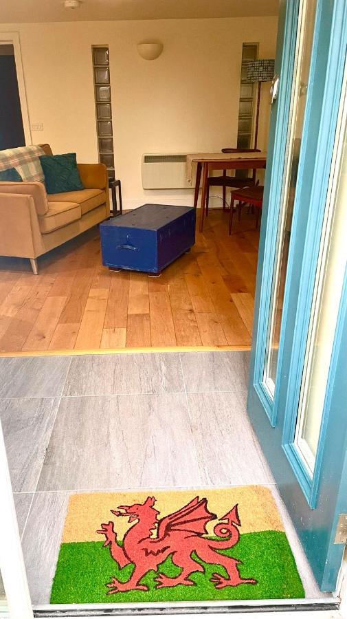 “dragons Den” Centrally Located Modern Apartment