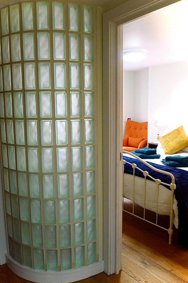 “dragons Den” Centrally Located Modern Apartment *